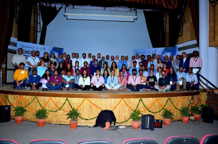 A large group of congress participants gathered on stage at ICIGS 2022